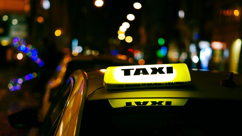 Un taxi con una luz de taxi encima.